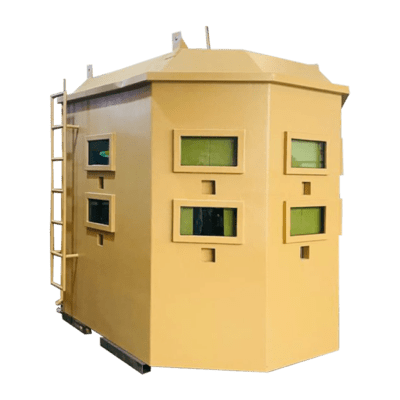 صورة الغرف المحصنة لونها أصفر به نوافذ وسلّم على خلفية سوداء تباع كأحد أنظمة الحماية لدي موسسة وسام التميز للانظمة الامنية في السعودية.